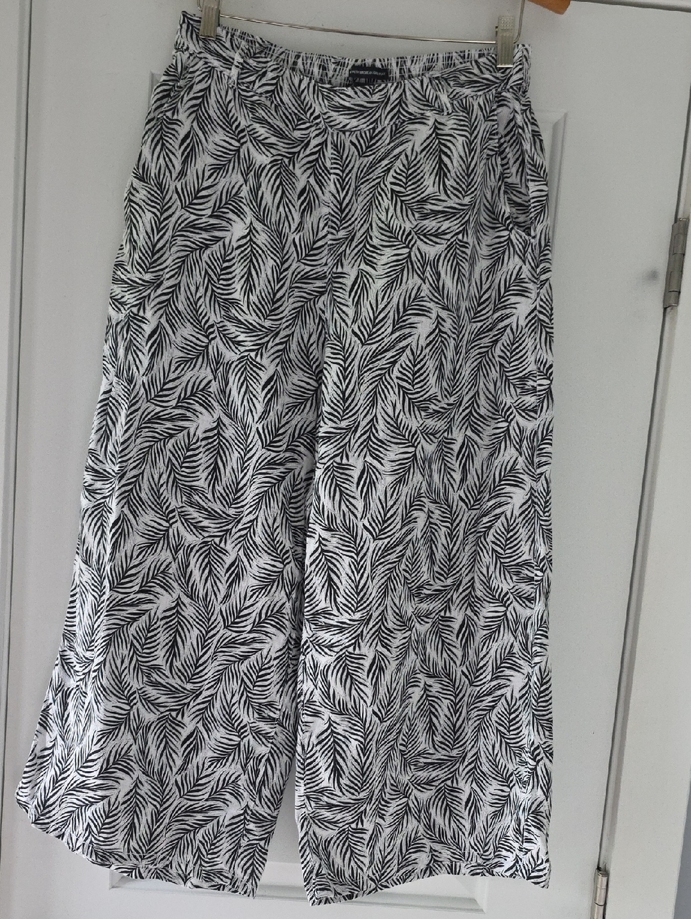 Tahari Black and White Palm-Leaf 100% Linen Captis Pants